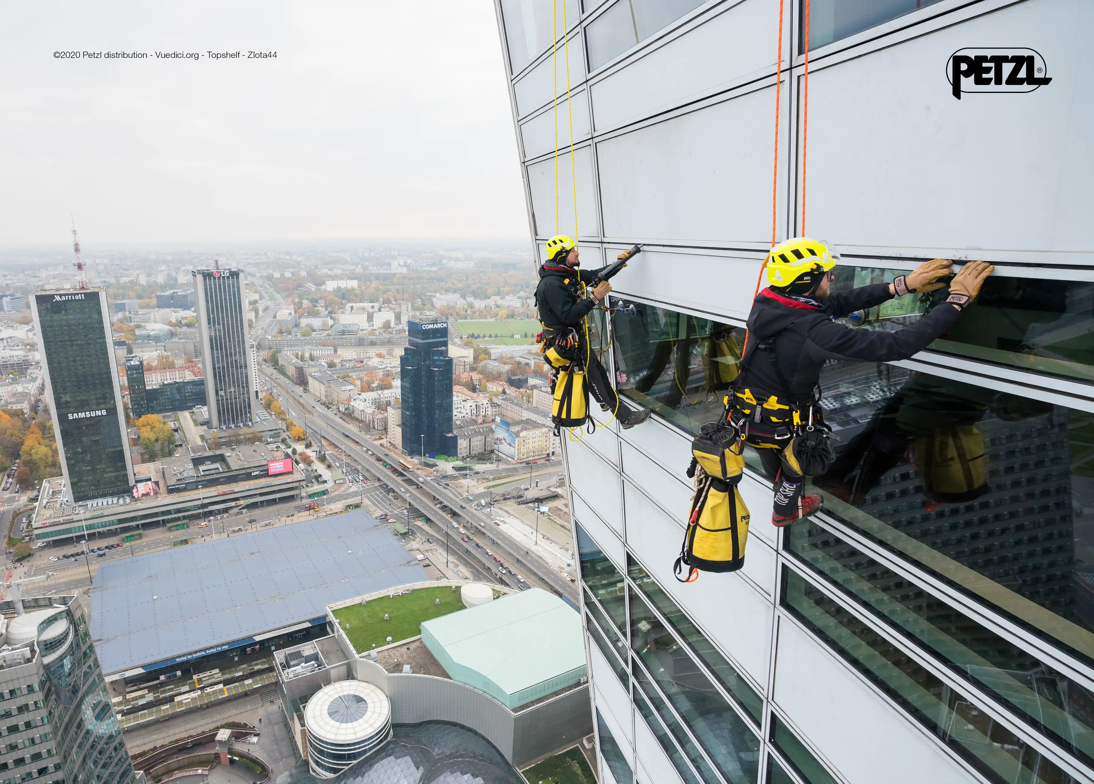 Alpiniści pracują na linach p&oacute;łstatycznych na wierzowcu w Warszawie