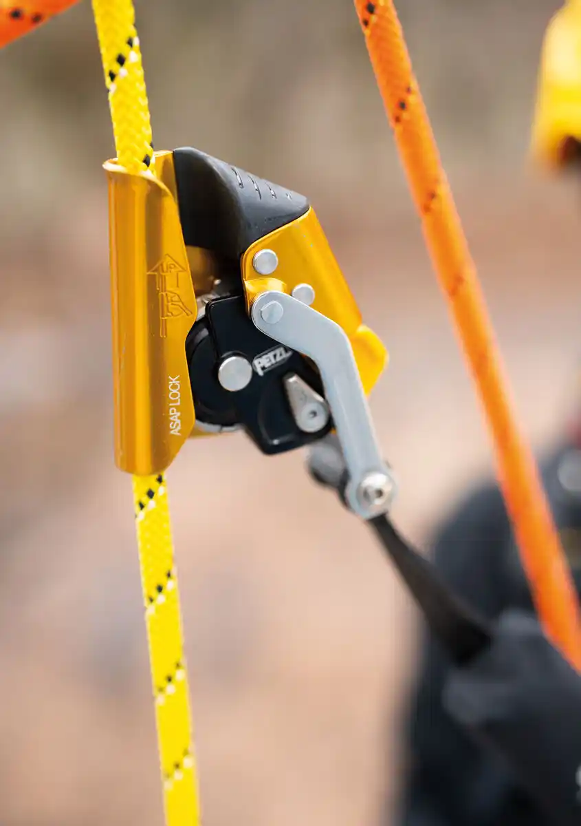 Przyrząd autoasekuracyjne Petzl Asap Lock założony na linę