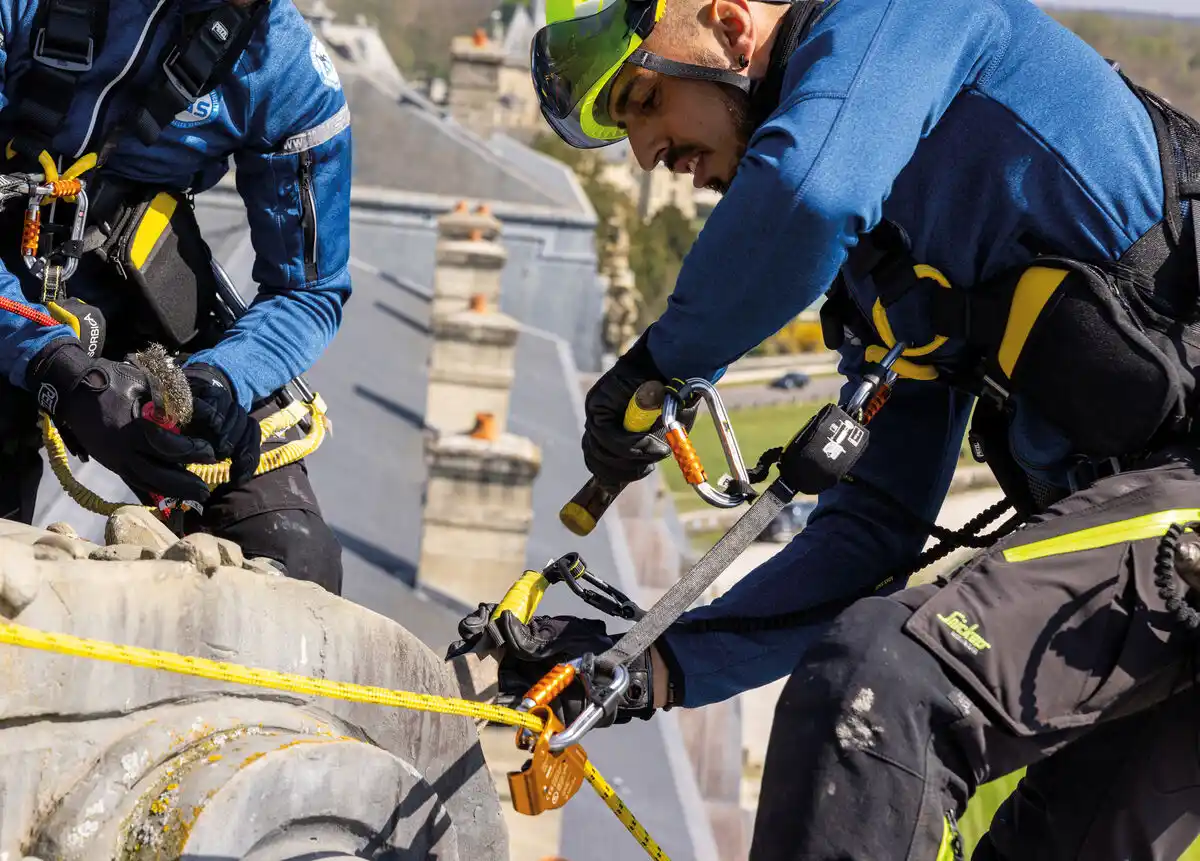 Absorber energii Petzl Asap Sorber 40 podczas pracy na wysokości