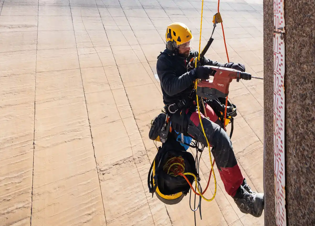 Absorber energii Petzl AsapSorber Axess w pracy na wsysokości