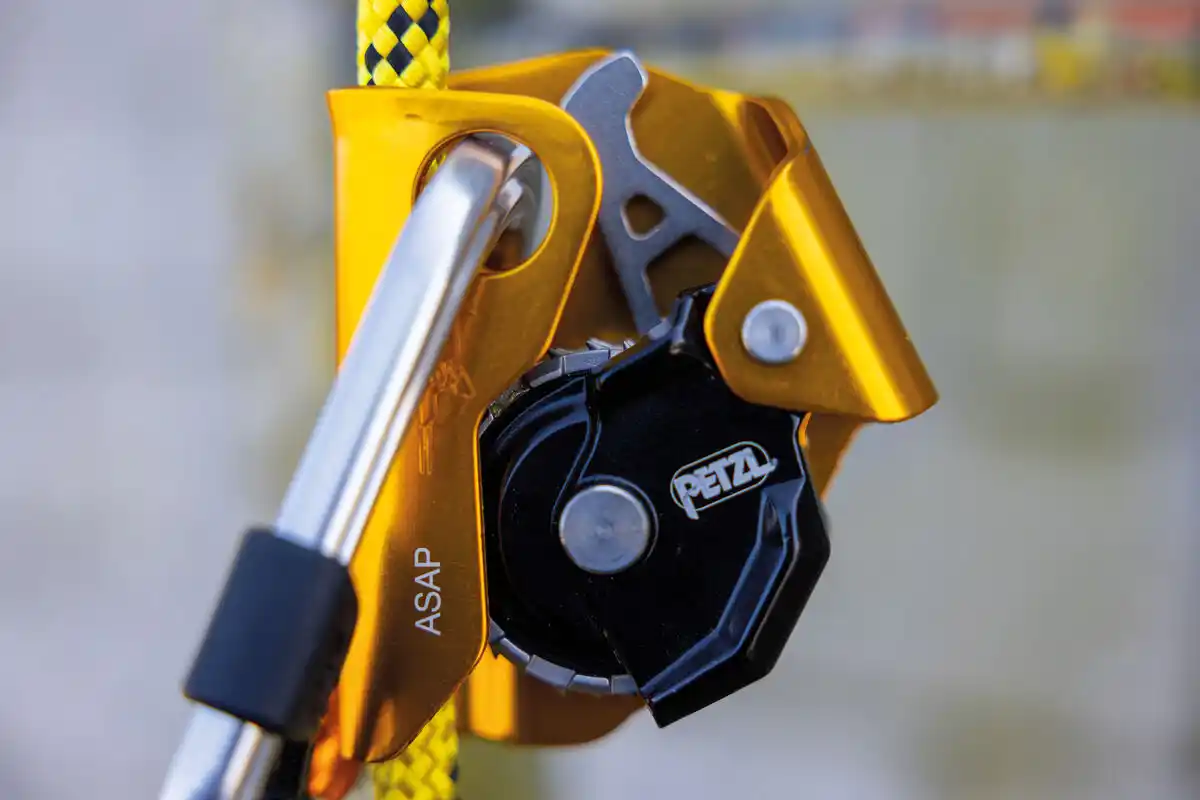 Przyrząd autoasekuracyjne Petzl Asap założony na linę